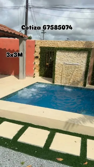 Piscina de 3x3 metros con revestimiento en piedra.