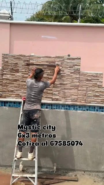 Revestimiento en piedra de piscina de 6x3 metros en Mystic City.